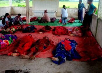 (ဓာတ်ပုံ - ကျောက်တော်မြို့နယ်၊ သရက်တပင်ကျေးရွာကို စက်တင်ဘာလ ၁၂ ရက်နေ့က စစ်ကော်မရှင်လေကြောင်းတိုက်ခိုက်လို့သေဆုံးသွားသူတွေ / APM)