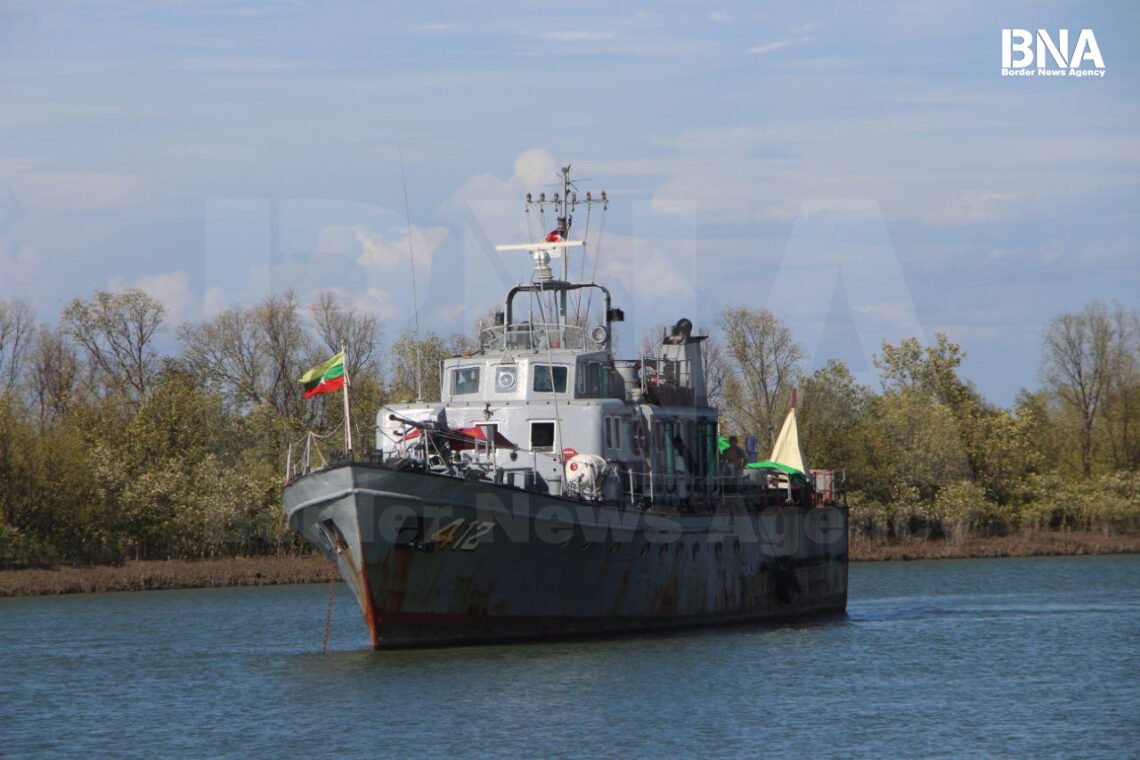 (ဓာတ်ပုံ - စစ်တွေမြို့အနီးတွေ့ရတဲ့စစ်ကော်မရှင်ရေတပ်စစ်သင်္ဘော / BNA)