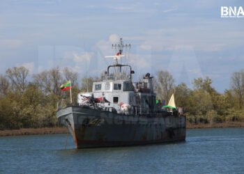 (ဓာတ်ပုံ - စစ်တွေမြို့အနီးတွေ့ရတဲ့စစ်ကော်မရှင်ရေတပ်စစ်သင်္ဘော / BNA)