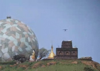 (ဓာတ်ပုံ - အာရက္ခတပ်တော်သိမ်းပိုက်ထားတဲ့နတ်ရေကန်ဗျူဟာကုန်းကြီးမှကမ္ဘာ့လုံးအထိုင်ကာကင်းစခန်းကြီး / AA)