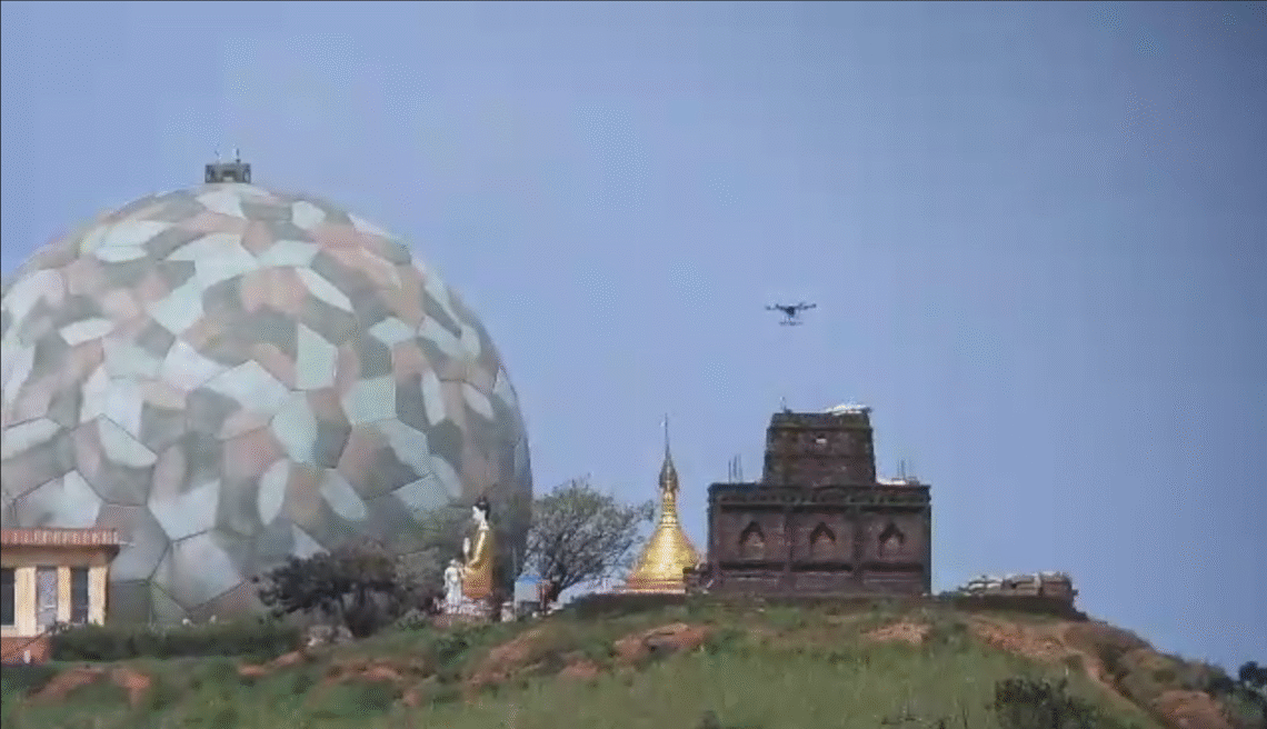 (ဓာတ်ပုံ - အာရက္ခတပ်တော်သိမ်းပိုက်ထားတဲ့နတ်ရေကန်ဗျူဟာကုန်းကြီးမှကမ္ဘာ့လုံးအထိုင်ကာကင်းစခန်းကြီး / AA)