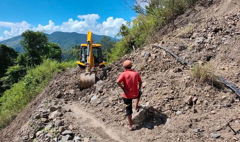(ဓာတ်ပုံ - မြေပြိုပြီးပျက်စီးနေတဲ့ လမ်းတွေ / ဇိုတုန်ဖက်ဒရယ်ကောင်စီ)