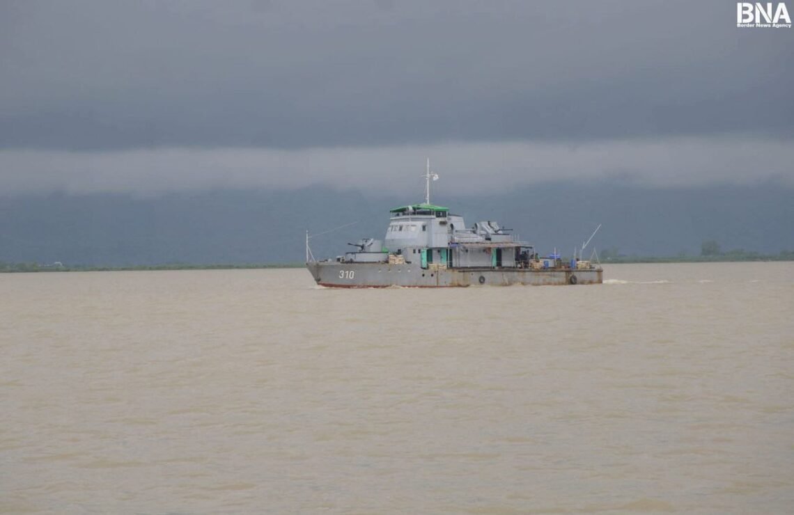 (ဓာတ်ပုံ - စစ်ကော်မရှင်တပ်အသုံးပြုနေတဲ့ ရေတပ်စစ်သင်္ဘောကို မယူမြစ်ထဲမှာတွေ့ရပုံ / BNA)