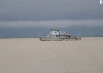 (ဓာတ်ပုံ - စစ်ကော်မရှင်တပ်အသုံးပြုနေတဲ့ ရေတပ်စစ်သင်္ဘောကို မယူမြစ်ထဲမှာတွေ့ရပုံ / BNA)