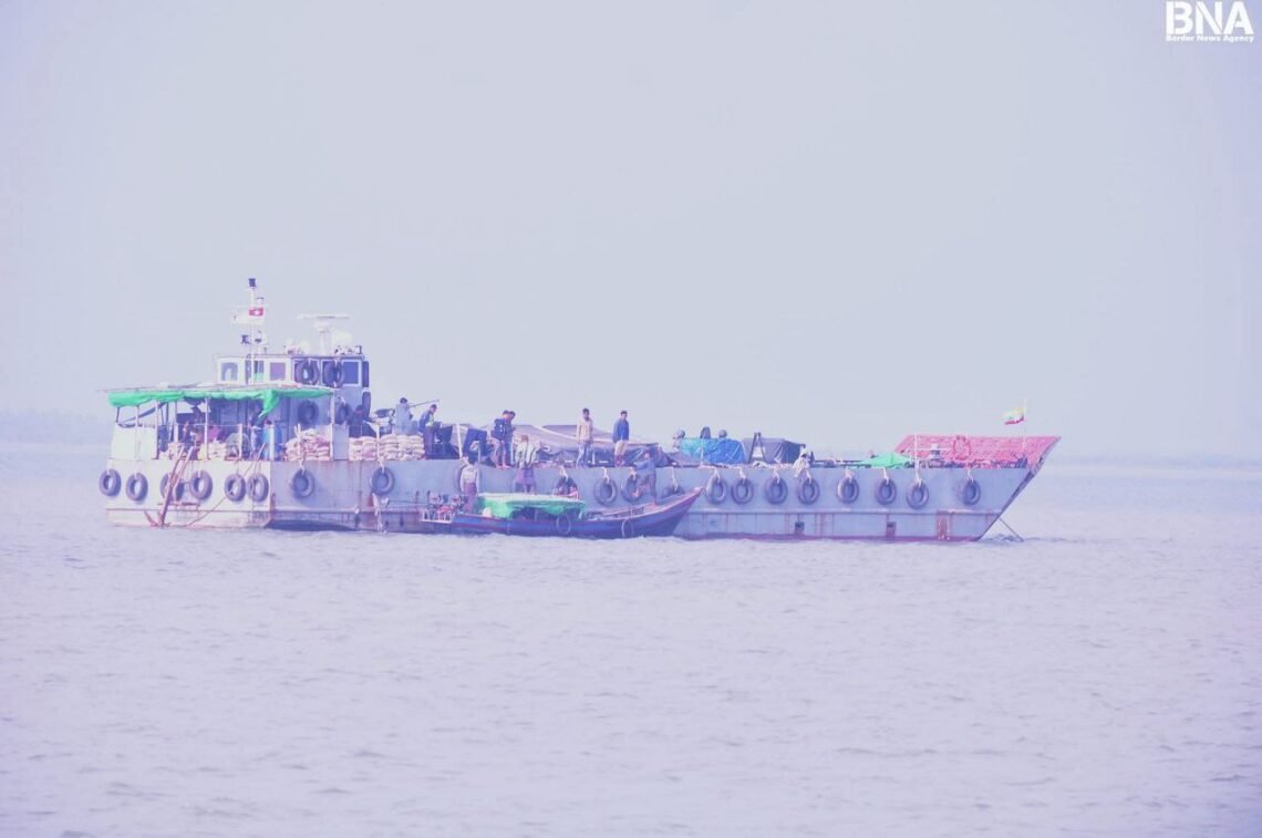 (ဓာတ်ပုံ - ဒေသခံတွေကို စစ်ကော်မရှင်ရေတပ်ခေါ်ယူစစ်ဆေးနေပုံ / BNA)