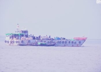 (ဓာတ်ပုံ - ဒေသခံတွေကို စစ်ကော်မရှင်ရေတပ်ခေါ်ယူစစ်ဆေးနေပုံ / BNA)