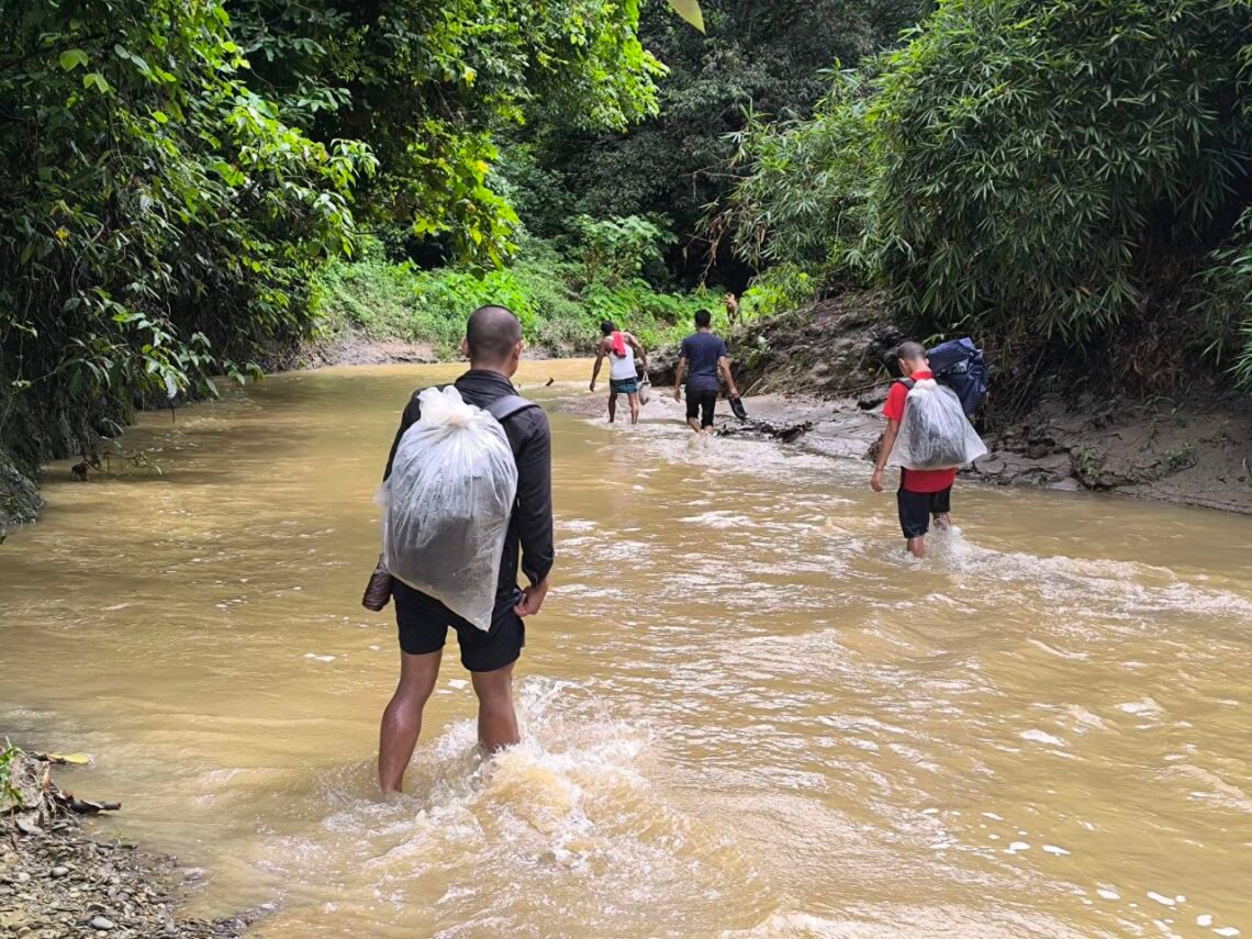 (ဓာတ်ပုံ - လူငယ်တွေခက်ခက်ခဲခဲနေရပ်စွန့်ခွာနေကြပုံ / BNA)
