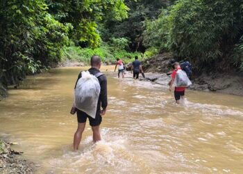 (ဓာတ်ပုံ - လူငယ်တွေခက်ခက်ခဲခဲနေရပ်စွန့်ခွာနေကြပုံ / BNA)