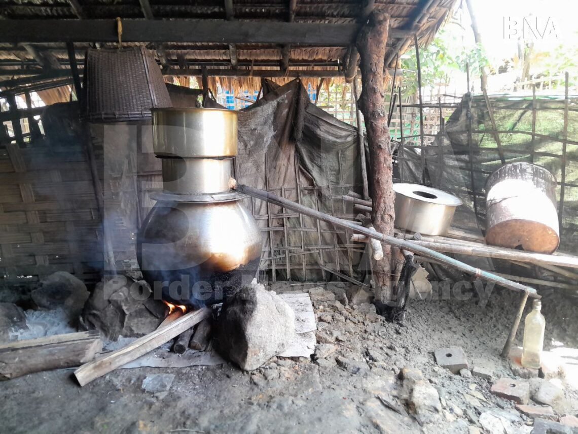 (ဓာတ်ပုံ - အာရက္ခဒေသမှာ တောအရက်ချက်လုပ်နေပုံ / BNA)