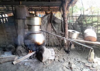 (ဓာတ်ပုံ - အာရက္ခဒေသမှာ တောအရက်ချက်လုပ်နေပုံ / BNA)