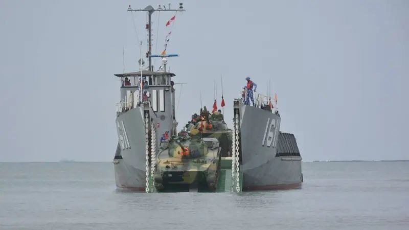 (ဓာတ်ပုံ - အာဏာသိမ်းစစ်တပ်ရဲ့ကမ်းတက်စစ်ရေးလေ့ကျင့်မှု / အာဏာသိမ်းစစ်တပ်)