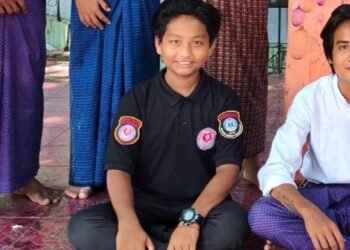 (ဓာတ်ပုံ - စစ်ကော်မရှင်တပ် ဒရုန်းဗုံးထိမှန်သေဆုံးသွားတဲ့ မောင်ဌေးအောင်ဟိန်း(ခ)ကိုလတ် / ဖြူစင်ရင်ခွင်ဖောင်ဒေးရှင်း)