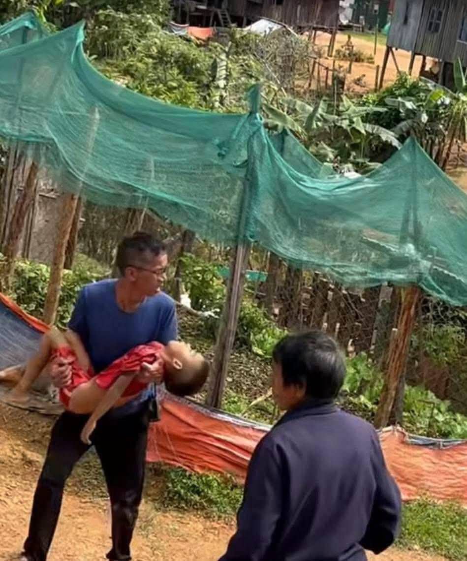 (ဓာတ်ပုံ - ချင်းပြည်၊ ဟားခါးမြို့၊ ဗန်ဟားကျေးရွာစာသင်ကျောင်းကို အောက်တိုဘာလ ၁၃ ရက်နေ့က စစ်ကော်မရှင်တပ်လေကြောင်းတိုက်ခိုက်လို့ သေဆုံးသွားတဲ့ကျောင်းသား / ပေးပို့)