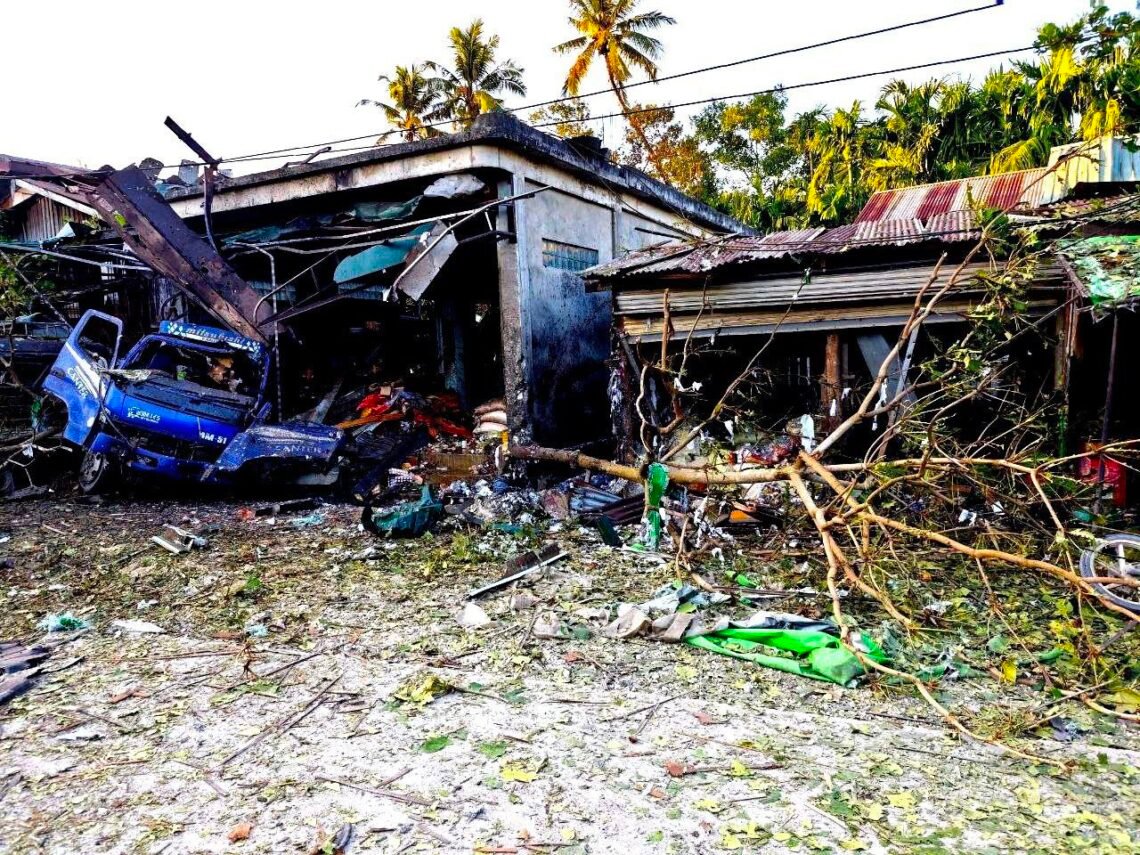 (ဓာတ်ပုံ - ကျောက်ဖြူမြို့နယ်၊ ဇင်ချောင်းတိုက်နယ်၊ ဇင်ချောင်းကုန်ဘွေကျေးရွာကို အောက်တိုဘာလ ၃၀ ရက်နေ့က စစ်ကော်မရှင်တပ် လေကြောင်းတိုက်ခိုက်မှုအပြီးမြင်ကွင်း / APM)