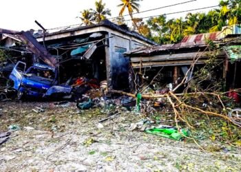 (ဓာတ်ပုံ - ကျောက်ဖြူမြို့နယ်၊ ဇင်ချောင်းတိုက်နယ်၊ ဇင်ချောင်းကုန်ဘွေကျေးရွာကို အောက်တိုဘာလ ၃၀ ရက်နေ့က စစ်ကော်မရှင်တပ် လေကြောင်းတိုက်ခိုက်မှုအပြီးမြင်ကွင်း / APM)