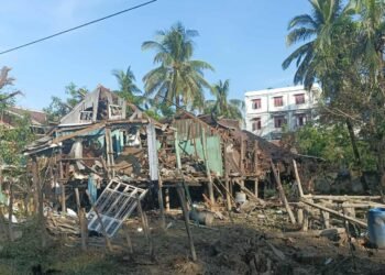 (ဓာတ်ပုံ - မင်းပြားမြို့၊ မြို့သစ်ရပ်ကွက်ကို စစ်ကော်မရှင်တပ်လေကြောင်းတို က်ခိုက်လို့ဒဏ်ရာရသွားသူ / ABN)