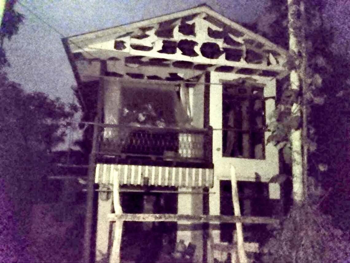 (ဓာတ်ပုံ - မင်းပြားမြို့၊ မြို့သစ်ရပ်ကွက်မှ နေအိမ်ကိုနိုဝင်ဘာလ ၇ ရက်နေ့ လေကြောင်းတိုက်ခိုက်ပြီးတွေ့ရပုံ / APM)