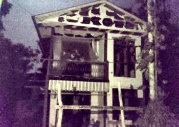 (ဓာတ်ပုံ - မင်းပြားမြို့၊ မြို့သစ်ရပ်ကွက်မှ နေအိမ်ကိုနိုဝင်ဘာလ ၇ ရက်နေ့ လေကြောင်းတိုက်ခိုက်ပြီးတွေ့ရပုံ / APM)