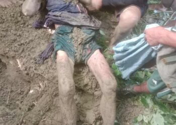 (ဓာတ်ပုံ - မောင်တောမြို့နယ်၊ ငွေတောင်ကျေးရွာက အသက်ခြောက်ဆယ်သုံးနှစ်အရွယ်ဦးရွှေသိန်းကို အကြမ်းဖက်သမားတွေ သတ်ဖြတ်မြေမြှုပ်ထားတာကို  တွေ့ရပုံ / ABN)