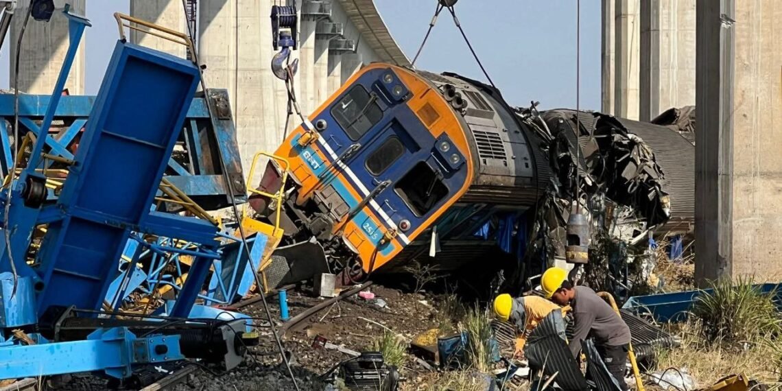 ​ပုံစာ - ကရိန်းနဲ့တိုက်မိပြီးနောက် တိမ်းမှောက်သွားသည့်ရထားအား တွေ့ရစဉ်။ (ဓာတ်ပုံ - EPA)