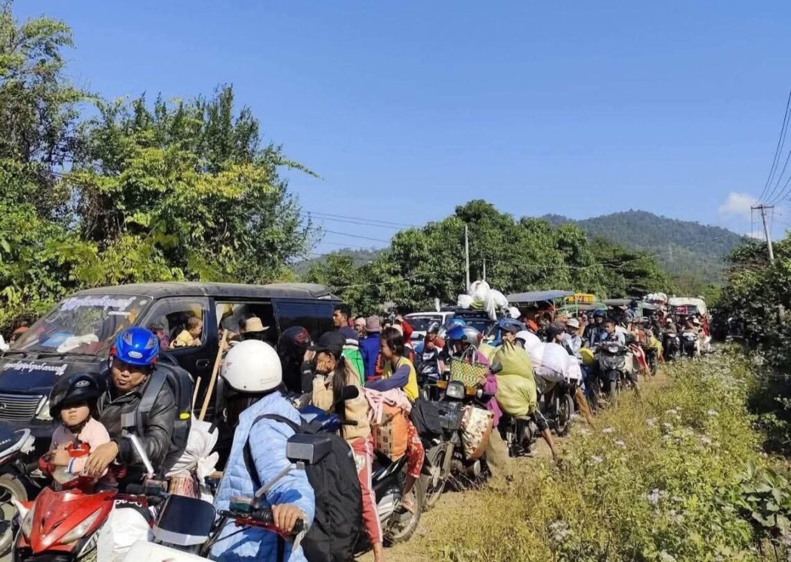 ဓာတ်ပုံ - စစ်ကိုင်တိုင်း၊ ကသာမြို့နယ်က ဒေသခံတွေထွက်ပြေးနေကြရတာကို ပြီးခဲ့တဲ့ ဒီဇင်ဘာလ ၁ ရက်နေ့ကတွေ့ရပုံ