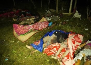 ဓာတ်ပုံ - အာရက္ခဒေသ၊ မြောက်ဦးဆေးရုံကြီးကို ပြီးခဲ့တဲ့ ဒီဇင်ဘာလ ၁၀ ရက်နေ့က စစ်ကော်မရှင်တပ်လေကြောင်းတိုက်ခိုက်လို့ အရပ်သားတွေသေဆုံးနေတာကို တွေ့ရပုံ