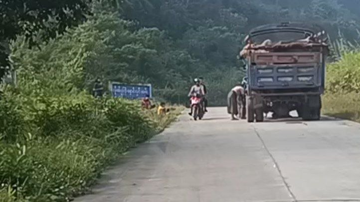 (ဓာတ်ပုံ-မောင်တော-ဘူးသီးတောင်ကားလမ်းမှာတွေ့ရတဲ့ကုန်တင်ကားတွေ/BNA)