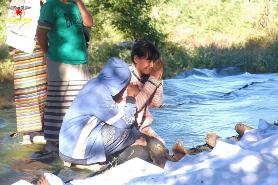 ဓာတ်ပုံ - အာရက္ခဒေသ၊ မြောက်ဦးဆေးရုံကြီးကို ပြီးခဲ့တဲ့နှစ်ဒီဇင်ဘာလ ၁၀ ရက်နေ့က စစ်ကော်မရှင်တပ်လေကြောင်းတိုက်ခိုက်လို့ အရပ်သားတွေသေဆုံးနေတာကို တွေ့ရပုံ