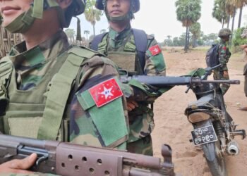 ​ဓာတ်ပုံ - 8 + အညာမြေ စစ်ဆင်ရေးအဖွဲ့