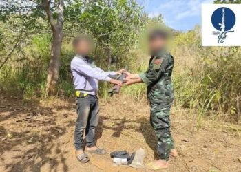 ဓာတ်ပုံ - ပြည်သူ့ရင်ခွင်