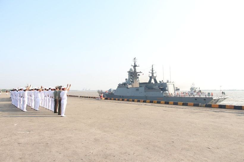 (ဓာတ်ပုံ-ရုရှားရေတပ်စစ်ရေယာဉ်တွေပြန်ထွက်ခွာနေပုံ/စစ်ကော်မရှင်)