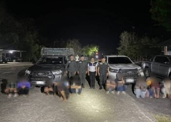 ဓာတ်ပုံ - တာ့ခ်ခရိုင်လဝကအဖွဲ့