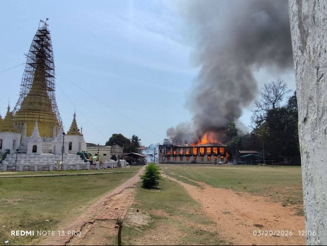 (ဓာတ်ပုံ - စစ်ကော်မရှင်တပ်လေကြော င်းတိုက်ခိုက်လို့မီးလောင်နေပုံ / ပေးပို့)