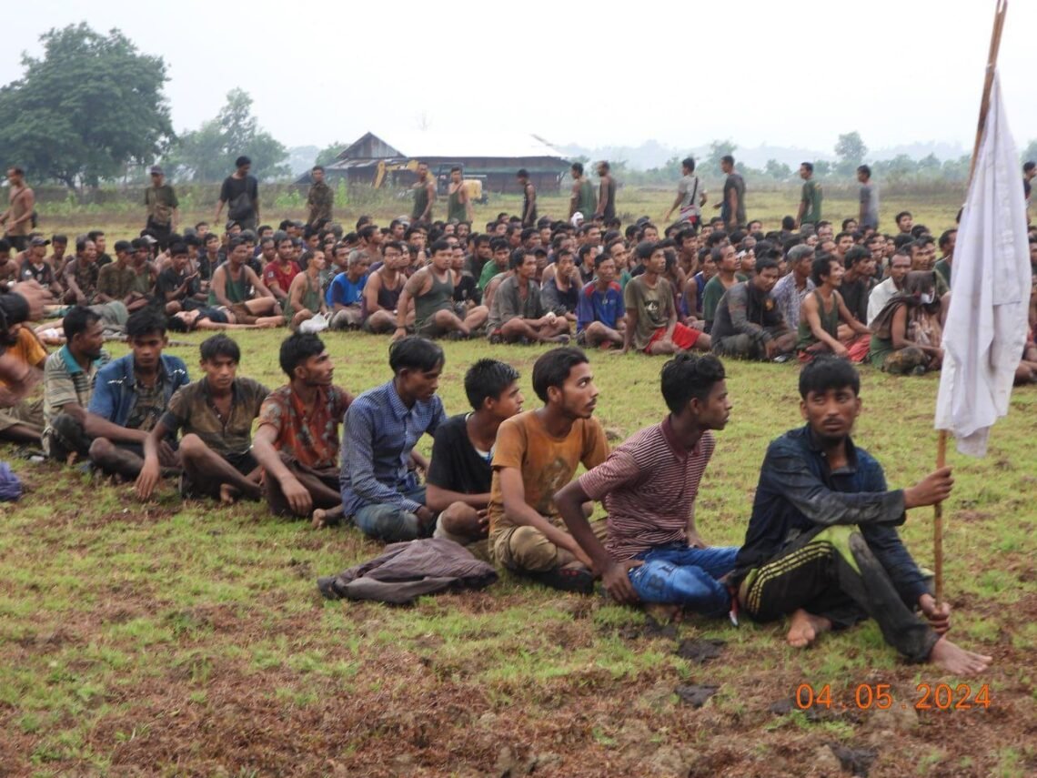 (ဓာတ်ပုံ-အမှတ် ၁၅ စစ်ဆင်ရေးကွပ်ကဲမှုဌာနချုပ်မှအလံဖြူထောင်အလင်းဝင်သူတွေ/အာရက္ခတပ်တော်)