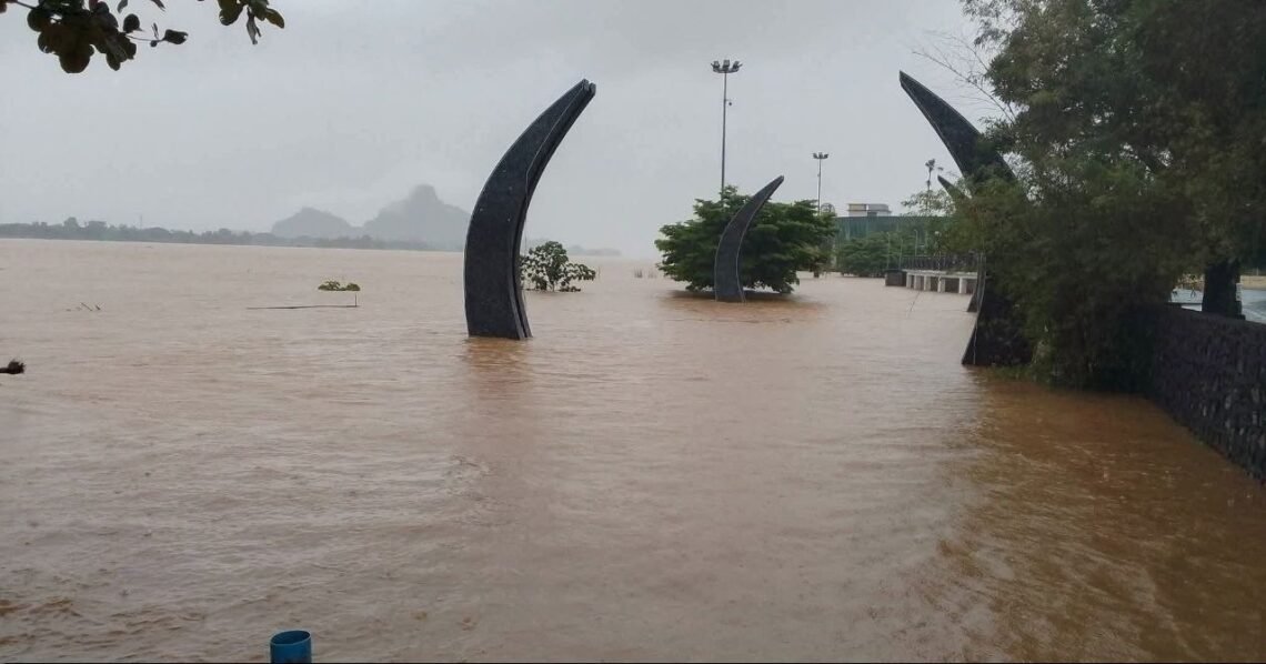 (ဓာတ်ပုံ - ဘားအံမြို့မှာ သံလွင်မြစ်ရေတက်နေတာကို ဩဂုတ်လ ၁၀ ရက်နေ့တွေ့ရပုံ/လူမှုကွန်ရက်)