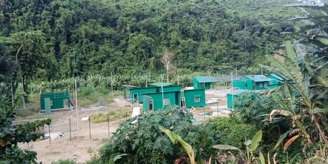 ​ဓာတ်ပုံ - မီဇိုရမ်ပြည်နယ် သင်းဆိုင်းကျေးရွာအနီး ဆောက်လုပ်နေတဲ့ အာသံရိုင်ဖယ်တပ်စခန်း။(Chinlung today)