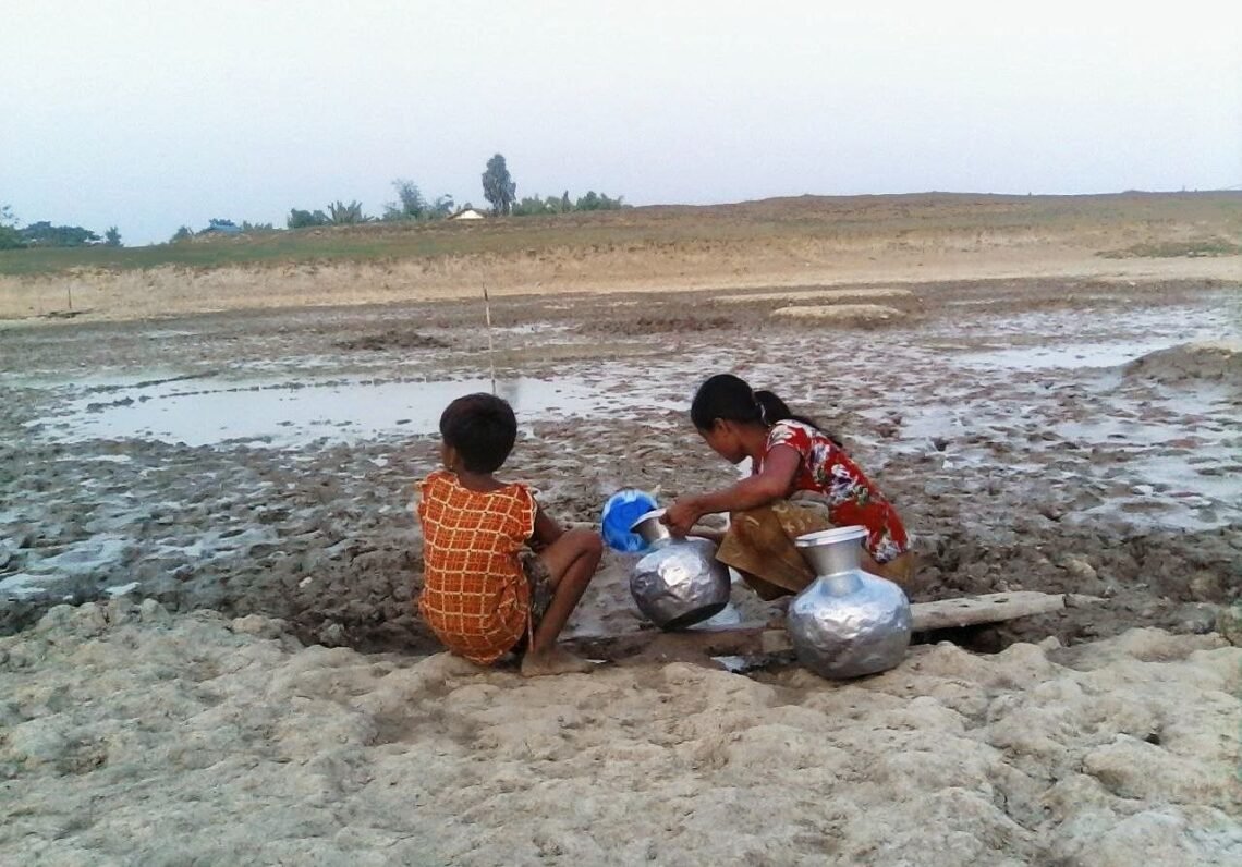 (ဓာတ်ပုံ-ရသေ့တောင်မြို့နယ်မှာအယ်လ်နီညိုကြောင့်သောက်သုံးရေရှားပါးနေမှု/BNA)