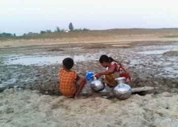 (ဓာတ်ပုံ-ရသေ့တောင်မြို့နယ်မှာအယ်လ်နီညိုကြောင့်သောက်သုံးရေရှားပါးနေမှု/BNA)