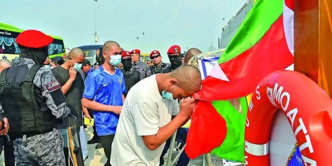 ​ဓာတ်ပုံ - အာဏာသိမ်းစစ်တပ်