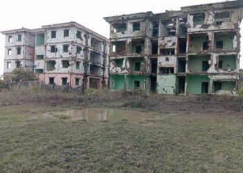 (ဓာတ်ပုံ-ပုဏ္ဏားကျွန်းမြို့နယ်၊ကျောက်ဆိပ်ကျေးရွာအနီးရှိ ဝန်ထမ်းအိမ်ရာကို စက်တင်ဘာလ ၃၀ ရက်နေ့ လေကြောင်းတိုက်ခိုက်ပြီးနောက်တွေ့ရပုံ/BNA)
