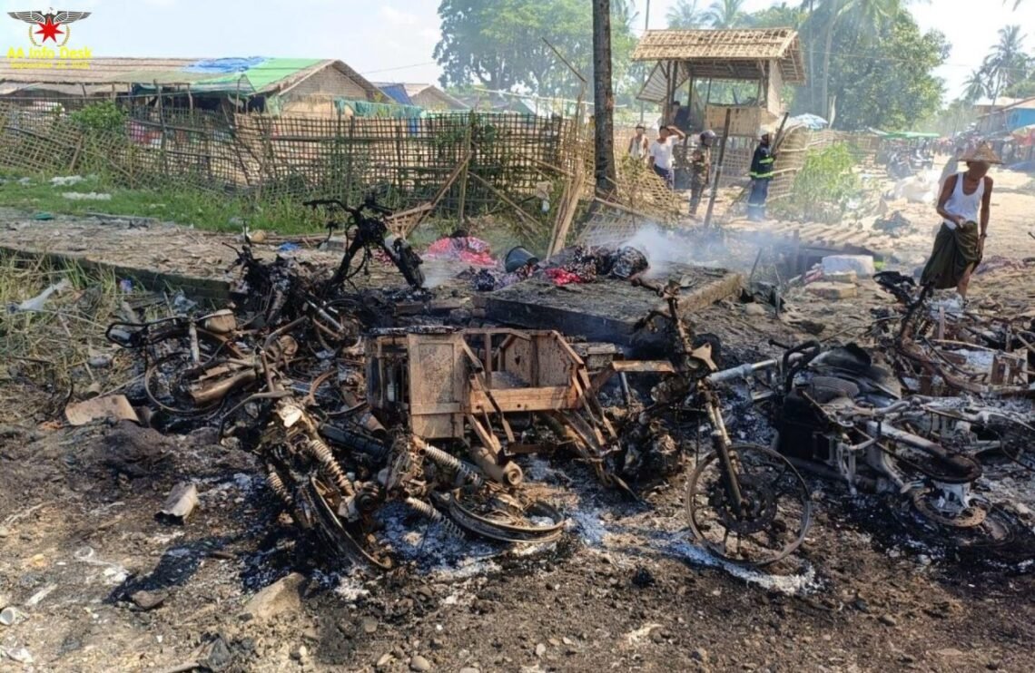(ဓာတ်ပုံ-အာဏာသိမ်းစစ်တပ်လေ ကြောင်းတိုက်ခိုက်ပြီးနောက်တွေ့ရတဲ့ကျောက်တော်မြို့အနီး/AA)