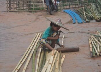 (ဓာတ်ပုံ - စစ်ဘေးရှောင်အမျိုးသမီးငယ်တဦး/BNA)